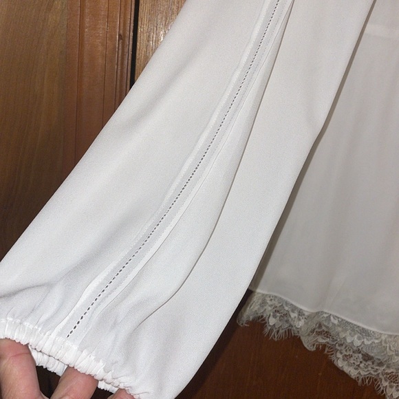 •WHITE HOUSE BLACK MARKET•NWOT WHITE CHIFFON KEYHOLE FLOWY LACE BLOUSE SIZE 2 - Picture 9 of 10